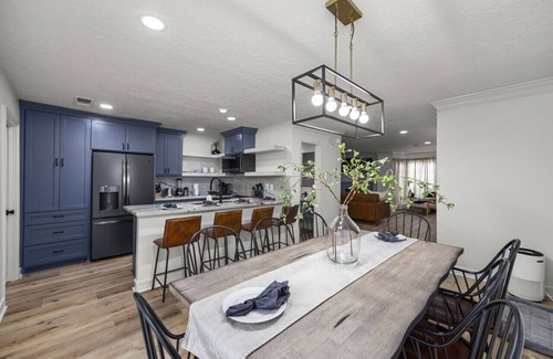 Montrose Villa | Walkable Montrose 2BR | Houston Mural | Sleeps 9