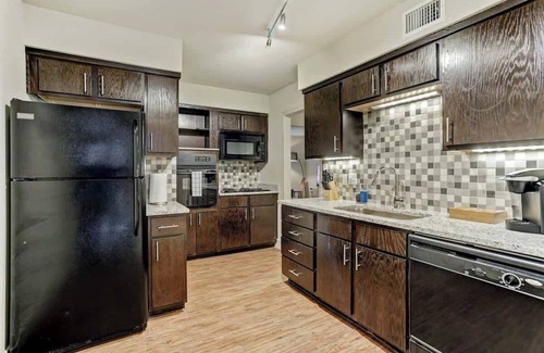 Uptown Apartment | Walking Distance to Galleria | October Perks