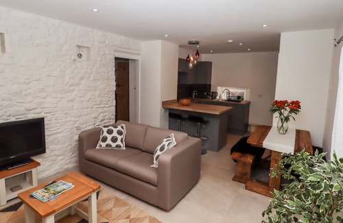 Ambergate Cottage | WALNUT BARN, family friendly, character holiday cottage in Ambergate