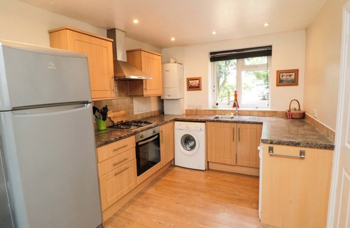 Easterside Cottage | WALNUT COTTAGE, romantic, with a garden in Helmsley