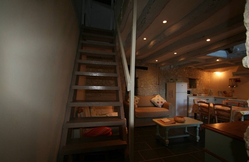 Pleumartin Cottage | Walnut Lodge, charming holiday Gite in central rural France