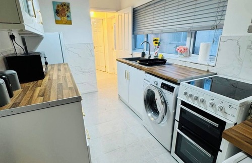 Walsall House | Walsall Comfort Home – 3-Bedroom Retreat Sleeps 6