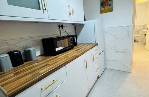 Walsall House | Walsall Comfort Home – 3-Bedroom Retreat Sleeps 6
