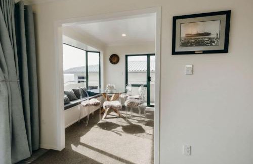 Bell Block House | Wanaka Beachouse - stay next to the sand