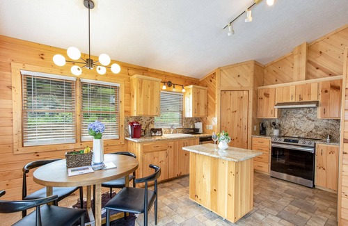 Waynesville Cabin | Wandering Bear Cabin w/Hot Tub & Mountain Views!