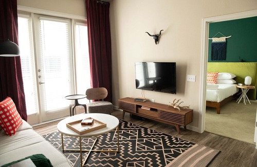 Stoneridge Place Apartment | WanderJaunt | Scarlet | 1BR | Barton Creek