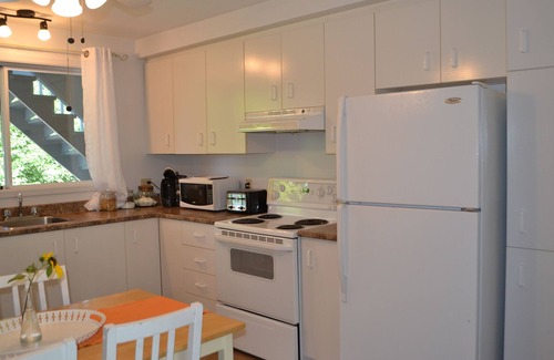 Sherbrooke Apartment | Warm and colorful 2 bedroom apartment in the Old North