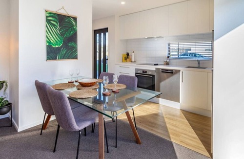Christchurch House | Warm and Comfy Home with Carpark near CBD