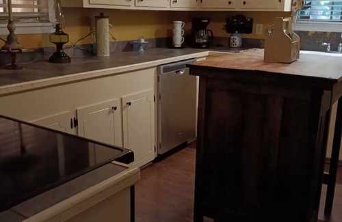 Hattiesburg Other | Warm and welcoming farmhouse, nestled on our 198 year old family fàrm