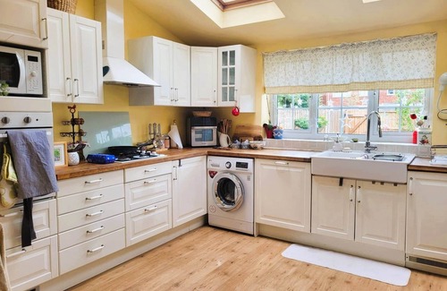 Cheltenham House | Warm & Cosy Home with Parking, Full of Character