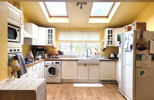 Cheltenham House | Warm & Cosy Home with Parking, Full of Character