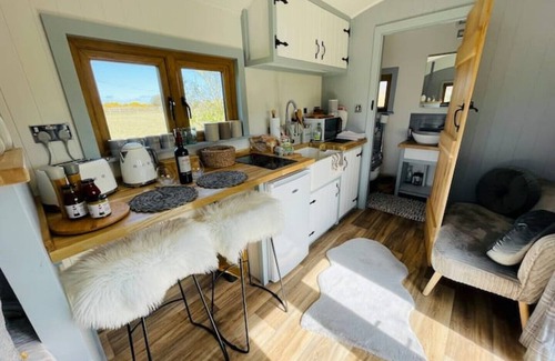 Goodwick Cabin | Warm, cosy Shepherds Hut near coastal path!