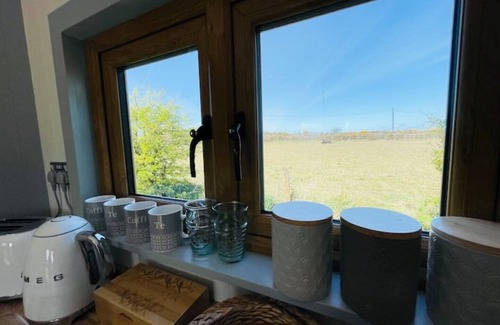 Goodwick Cabin | Warm, cosy Shepherds Hut near coastal path!