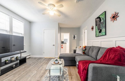 Kirkendall North Apartment | Warm & Cozy 2BR Apt with Netflix, mins from Trails, Parks & Waterfalls!