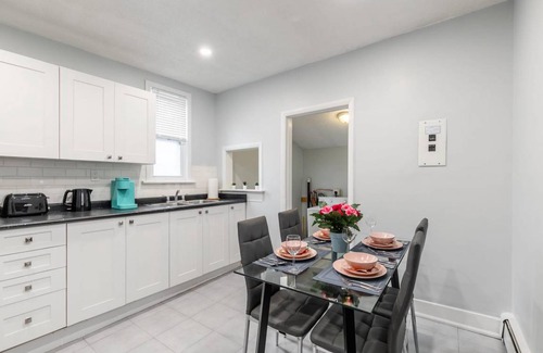 Kirkendall North Apartment | Warm & Cozy 2BR Apt with Netflix, mins from Trails, Parks & Waterfalls!