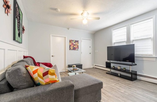 Kirkendall North Apartment | Warm & Cozy 2BR Apt with Netflix, mins from Trails, Parks & Waterfalls!