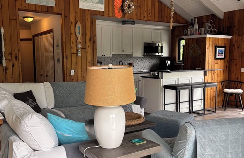 Culloden Shores House | Warm, Inviting Beachhouse with Spa in Great Location of Gorgeous Montauk!
