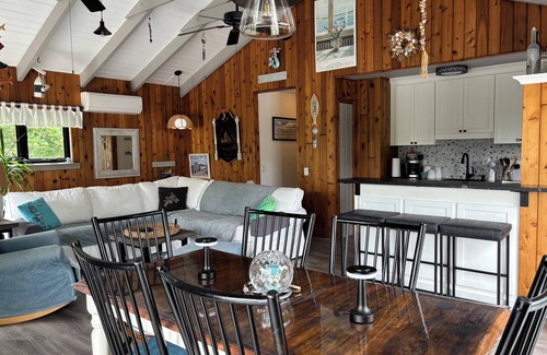 Culloden Shores House | Warm, Inviting Beachhouse with Spa in Great Location of Gorgeous Montauk!