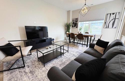 Warrenville Apartment | Warrenville Retreat 4BR 3 Bath Townhouse - WV2