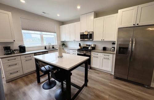 Warrenville Apartment | Warrenville Retreat 4BR 3 Bath Townhouse - WV2