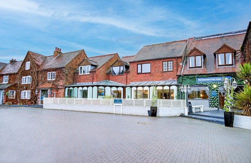 Hanmer Apartment | Warwickshire Park Hotel Kenilworth by Belvilla