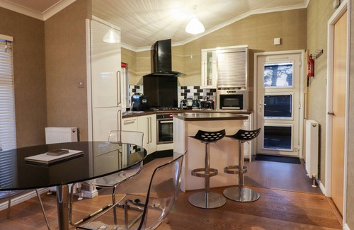 Ripley Cottage | WASHBURN LODGE, romantic, with a garden in Darley