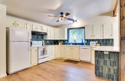 Washougal House | Washington Retreat: Fire Pit, Hot Tub & Ping Pong!