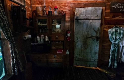 Berryville Cabin | Watch the fall leaves fall from the hot tub!