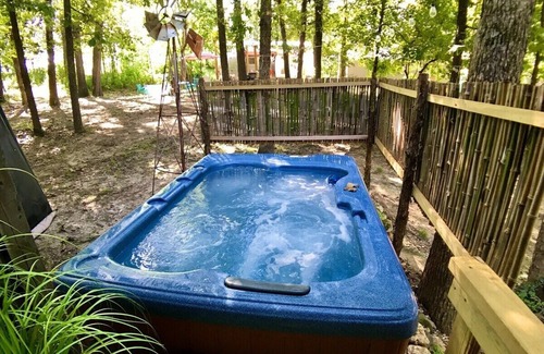 Berryville Cabin | Watch the fall leaves fall from the hot tub!