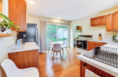 Peoria Heights House | Watch the Sunrise at this Quaint Lake-View Cottage