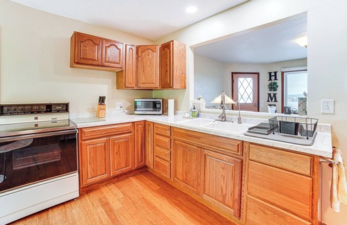 Peoria Heights House | Watch the Sunrise at this Quaint Lake-View Cottage