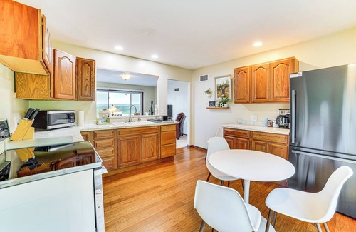 Peoria Heights House | Watch the Sunrise at this Quaint Lake-View Cottage