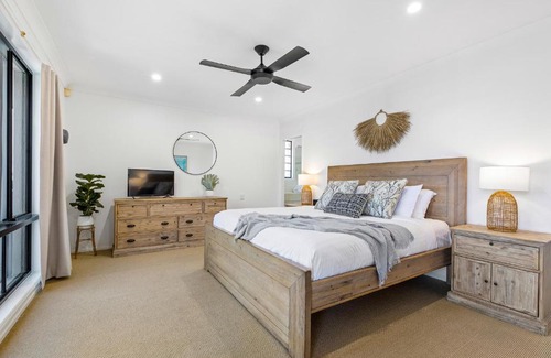 Parrearra House | Watefront family home, sleeps 8, pool, AC, pets