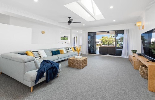 Parrearra House | Watefront family home, sleeps 8, pool, AC, pets