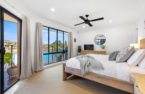 Parrearra House | Watefront family home, sleeps 8, pool, AC, pets