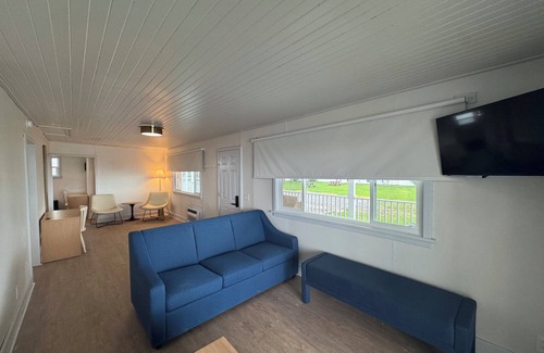 Geneva-on-the-Lake Cottage | Water Edge Cottage