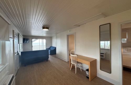 Geneva-on-the-Lake Cottage | Water Edge Cottage