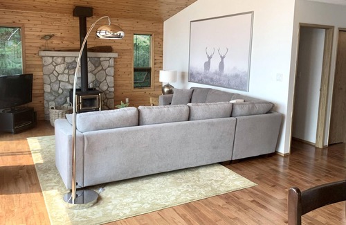 Scotch Creek House | Water's Edge - Waterfront - Shuswap Vacations & Sledding Accommodation