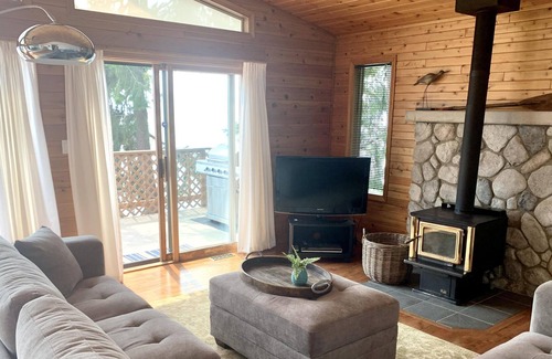 Scotch Creek House | Water's Edge - Waterfront - Shuswap Vacations & Sledding Accommodation