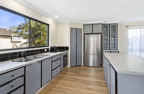 Redland Bay House | Water View Modern 6 Beds Villa with Pool