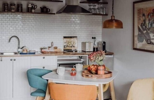 Gardners Bay Apartment | Water views + King bed + Spa bath + Breakfast