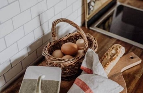 Gardners Bay Apartment | Water views + King bed + Spa bath + Breakfast