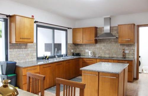 Faial Da Terra House | Waterfall House