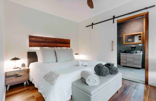 Carool Cabin | Waterfall Lodge. Private luxury for two