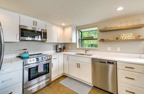 Allyn-Grapeview House | Waterfront Allyn Retreat w/Guest House & Beach!