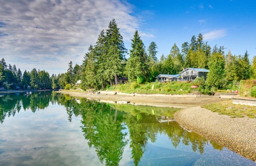 Allyn-Grapeview House | Waterfront Allyn Retreat with Guest House and Beach!