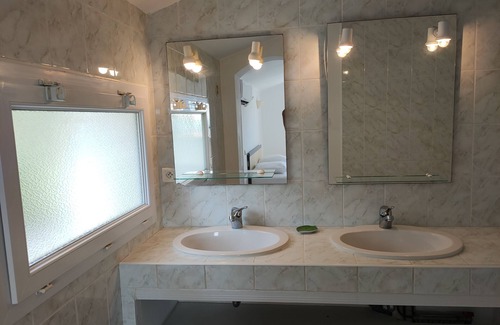 Tarcu Apartment | Waterfront apartment sleeps 4