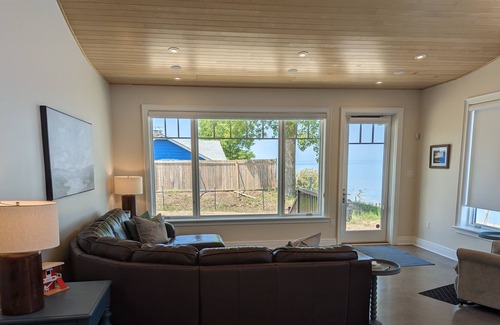 Port Franks Cabin | Waterfront beach house in beautiful Port Franks