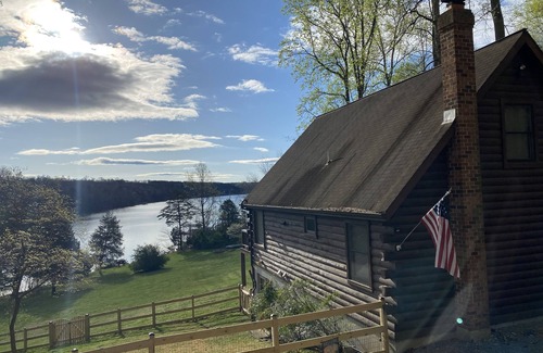 Pittsville Cabin | Waterfront Cabin on Leesville Lake!