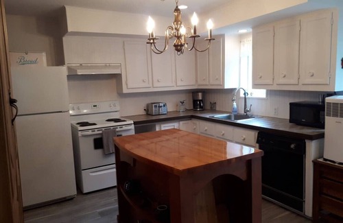 Shannon Ski Chalet | Waterfront Cabin with Spa - Le Grand Heron